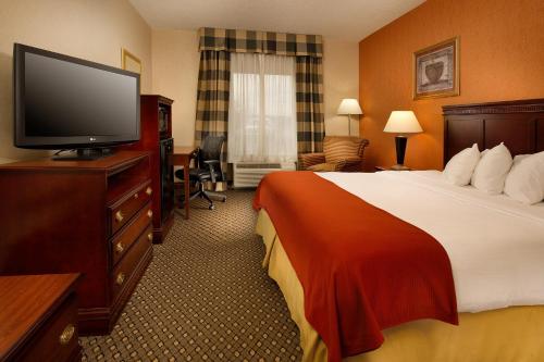 Holiday Inn Express & Suites by IHG Chambersburg, an IHG Hotel