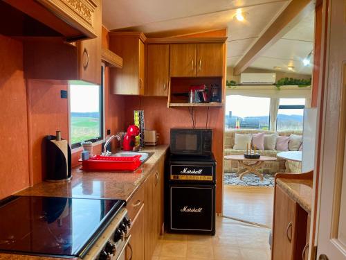 virtuve, Panoramic Mountaintop - Private Jacuzzi Jun-Sep and Views Apuseni Mountains in Sunksujusa