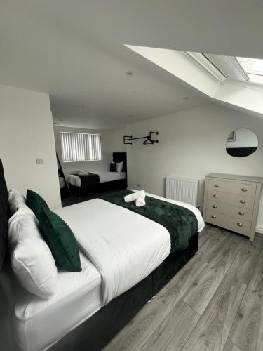 Central Location Liverpool, Modern Home, 4 BR, Sleeps 9, Free Parking, Liverpool (photo 2)