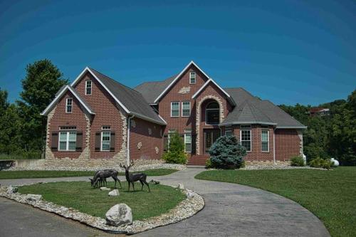 Free Attraction Tickets! Trout Fishing! Private Dock! Large Family Gathering in Branson, USA