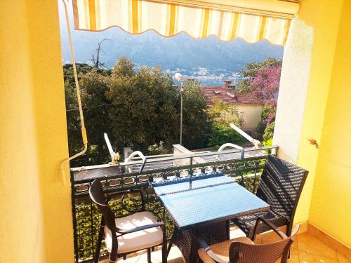 One-Bedroom Apartment with Balcony and Sea View image 5