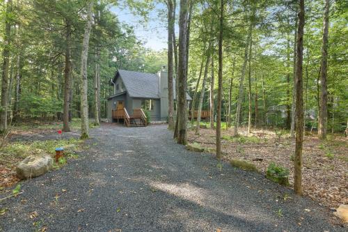 Pocono Pines Summer Retreat with Unmatched Amenities & Private Deck 3BR 2BA in Pocono Pines, USA