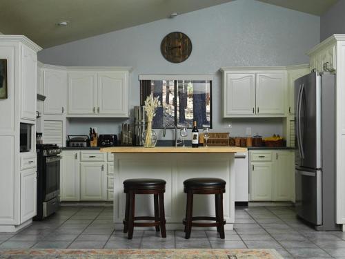 Cobalt Cabin Gateway to Grand Canyon Sedona & More in Parks