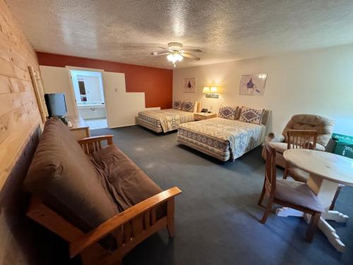 2 twin beds, 1 futon bed