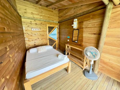 Hostel Santa Cruz del Islote in Isla Mucura