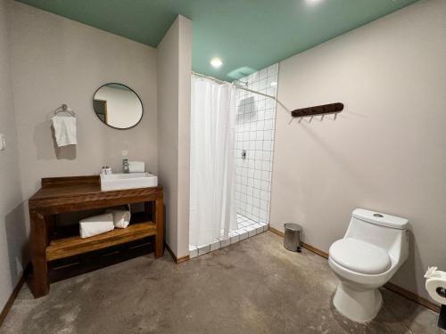 Standard Queen Room image 4