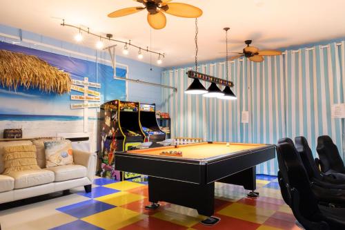 Sunkissed Oasis: 5-bed Villa Pool Games Room