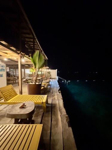 Hostel Santa Cruz del Islote in Isla Mucura