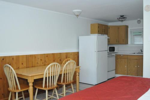 Studio with King Bed & Full Kitchen