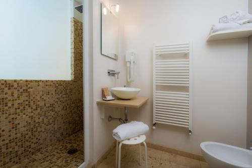 Double Room image 7