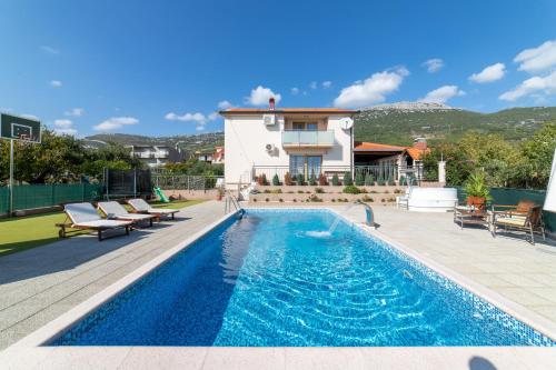 Holiday house with a swimming pool Kastel Stari, Kastela - 22832 – khách sạn tại Kastel Stari