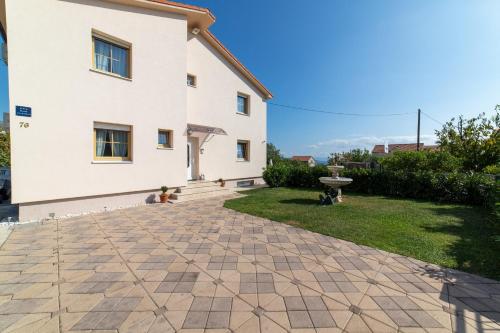 Holiday house with a swimming pool Kastel Stari Kastela - 22832 - image 4