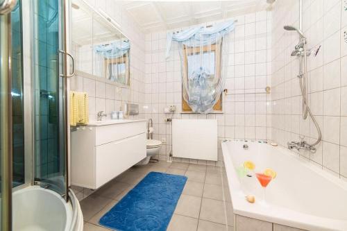 Four-Bedroom Holiday Home image 8