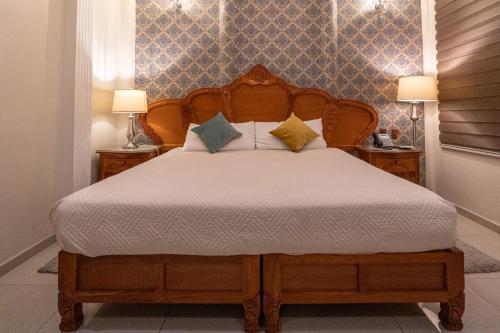 Deluxe King Room image 8