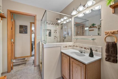 Bear Lake Lodgings B&B, Inc - 샤워실