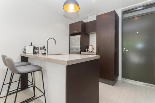 Feel at Home with Aircon, Pool, Gym, WiFi, Окленд (фото 6)
