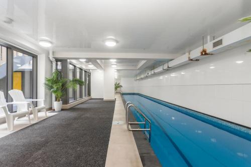 Feel at Home with Aircon, Pool, Gym, WiFi, Окленд (фото 9)