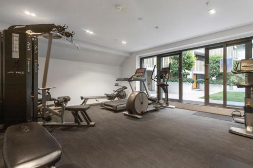 Feel at Home with Aircon, Pool, Gym, WiFi, Окленд (фото 5)