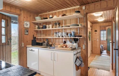 virtuve, Awesome Home In Askø With Wifi in Askø