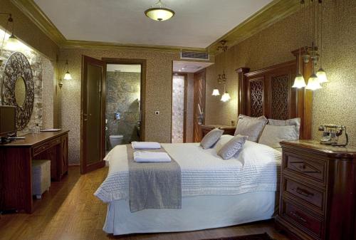 1 queen bed, 1 twin bed