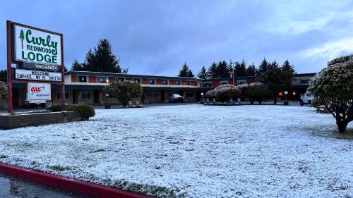 Curly Redwood Lodge