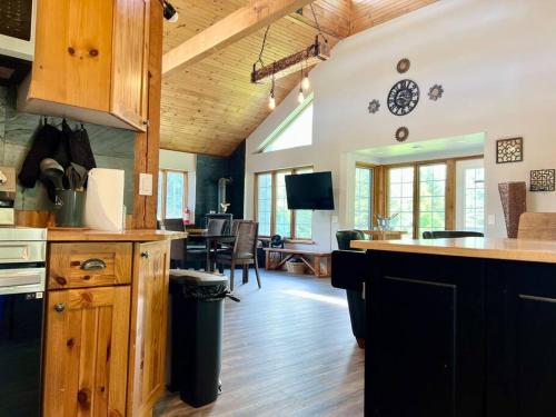 Lovely Muskoka Waterfront Cottage-Hot tub & Sauna! in Bracebridge (ON)