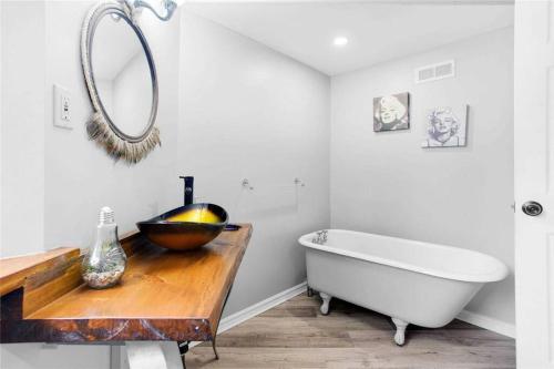 Lovely Muskoka Waterfront Cottage-Hot tub & Sauna! in Bracebridge (ON)