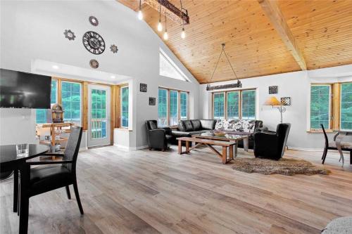 Lovely Muskoka Waterfront Cottage-Hot tub & Sauna! in Bracebridge (ON)