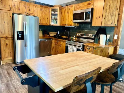 Lovely Muskoka Waterfront Cottage-Hot tub & Sauna! in Bracebridge (ON)