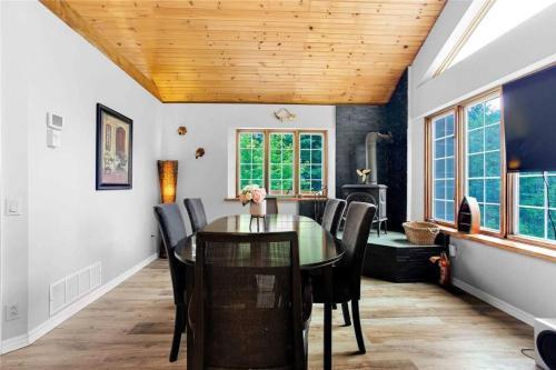 Lovely Muskoka Waterfront Cottage-Hot tub & Sauna! in Bracebridge (ON)