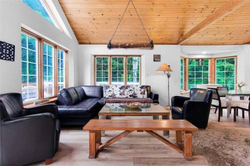 Lovely Muskoka Waterfront Cottage-Hot tub & Sauna! in Bracebridge (ON)