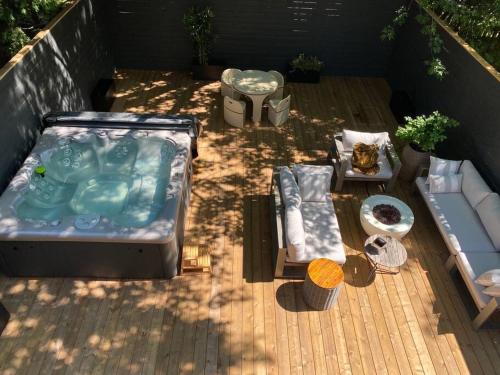 The One - Outdoor Jacuzzi & Indoor Elevator