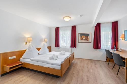 Standard Double Room image 4