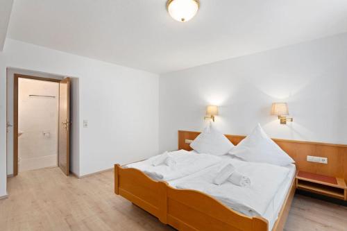 Standard Double Room image 8