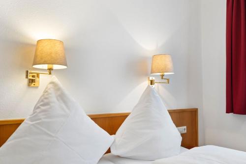 Standard Double Room image 5