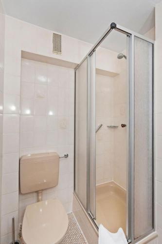 Standard Double Room image 9