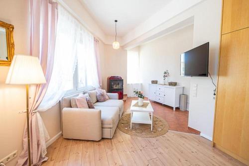 1 queen bed, 2 sofa beds