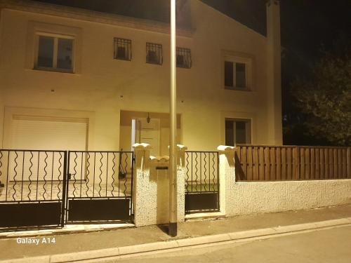 Un logement dans pavillon Pèzenas Un logement dans pavillon Pèzenas