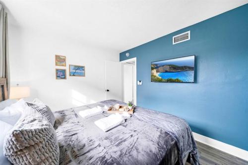 Palm Wave Stays - Designer's Stay - Sleeps 10 thumb 4