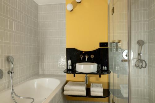 room detail thumbnail 2