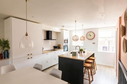 Premium Central House w Parking - Walk Everywhere, Bath (photo 3)