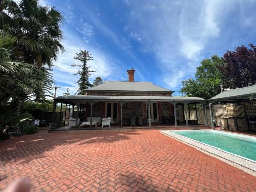 The Red Door: Expansive Home/Pool/4 BR w Ensuites