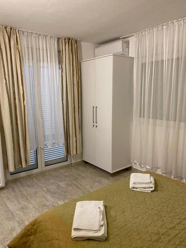 2 bedrooms, 3 beds