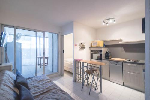 kuhinja, Chez Adeline - Confortable appartement avec piscine et parking in Le Couchant