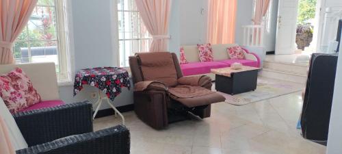 Vila Princess,Sentul 4br, private pool, tenis meja, mini billiard, Home theater Karaoke, Ayunan besa in Bogor