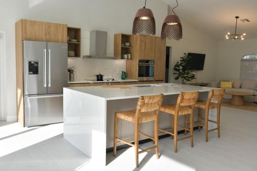 Konyha, Luxury contemporary hidden gem in Lehigh Acres (Florida)