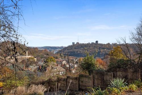 Light-Bright with Craftsman Character and Views in Pittsburgh, USA