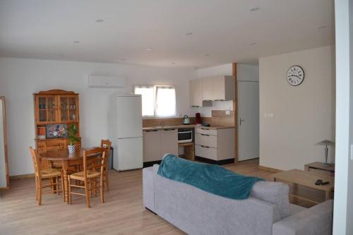 Konyha, Aux abords de la forêt (Aux abords de la foret) in Fougeré (Loire mente)