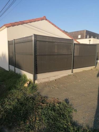 A szálláshely kívülről, Aux abords de la forêt (Aux abords de la foret) in Fougeré (Loire mente)