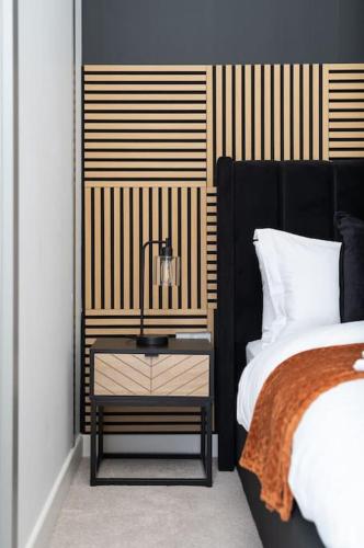 Central MK 1 Bed Apartment With Parking - Tap to explore photos